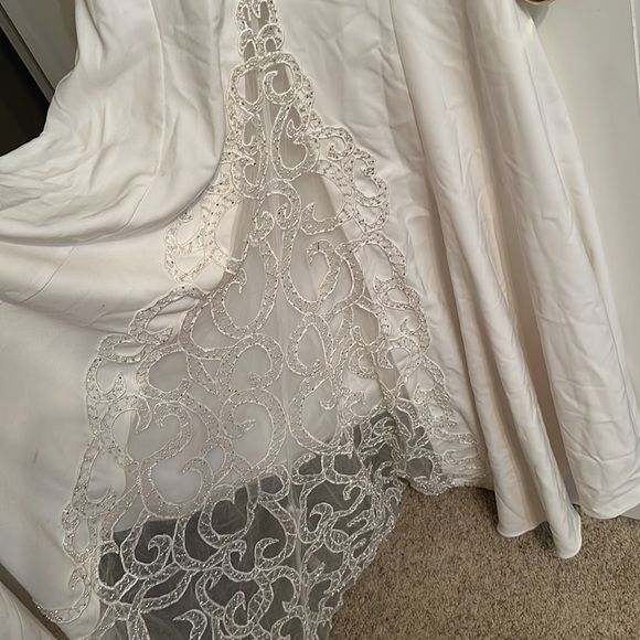 Wedding dress: NEVER WORN/ALTERED, size 4 - Picture 2 of 5